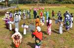 かかしで再現された秋祭り＝曽於市末吉町南之郷