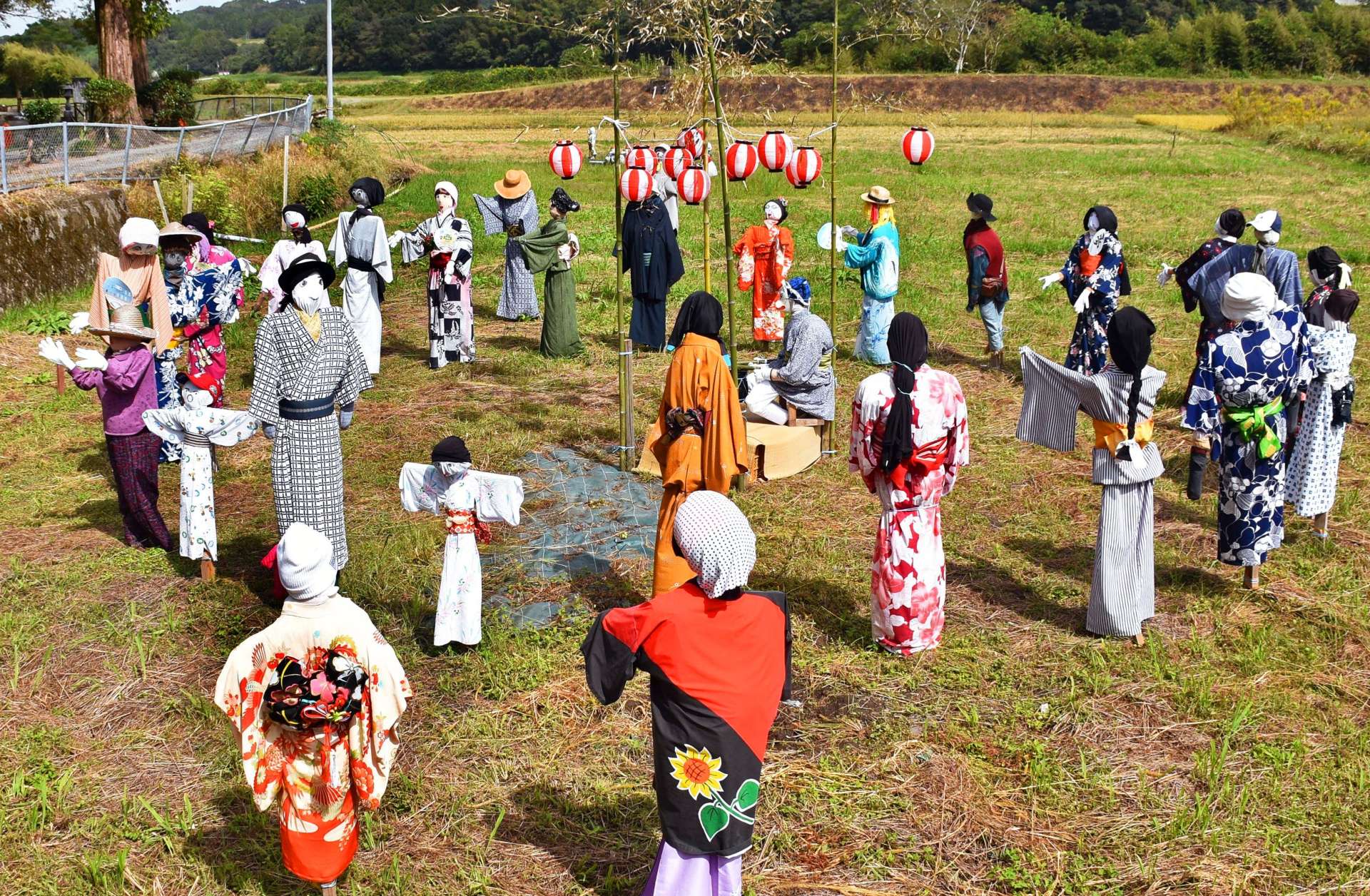 かかしで再現された秋祭り＝曽於市末吉町南之郷