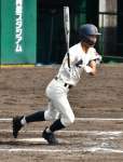 〈関連〉３回表、鹿実・室屋がこの日２本目となる安打を放つ＝大分市の別大興産スタジアム