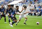 〈関連〉前半、ドリブルで相手をかわす鹿児島ＵのＭＦ藤村＝ピーススタジアム