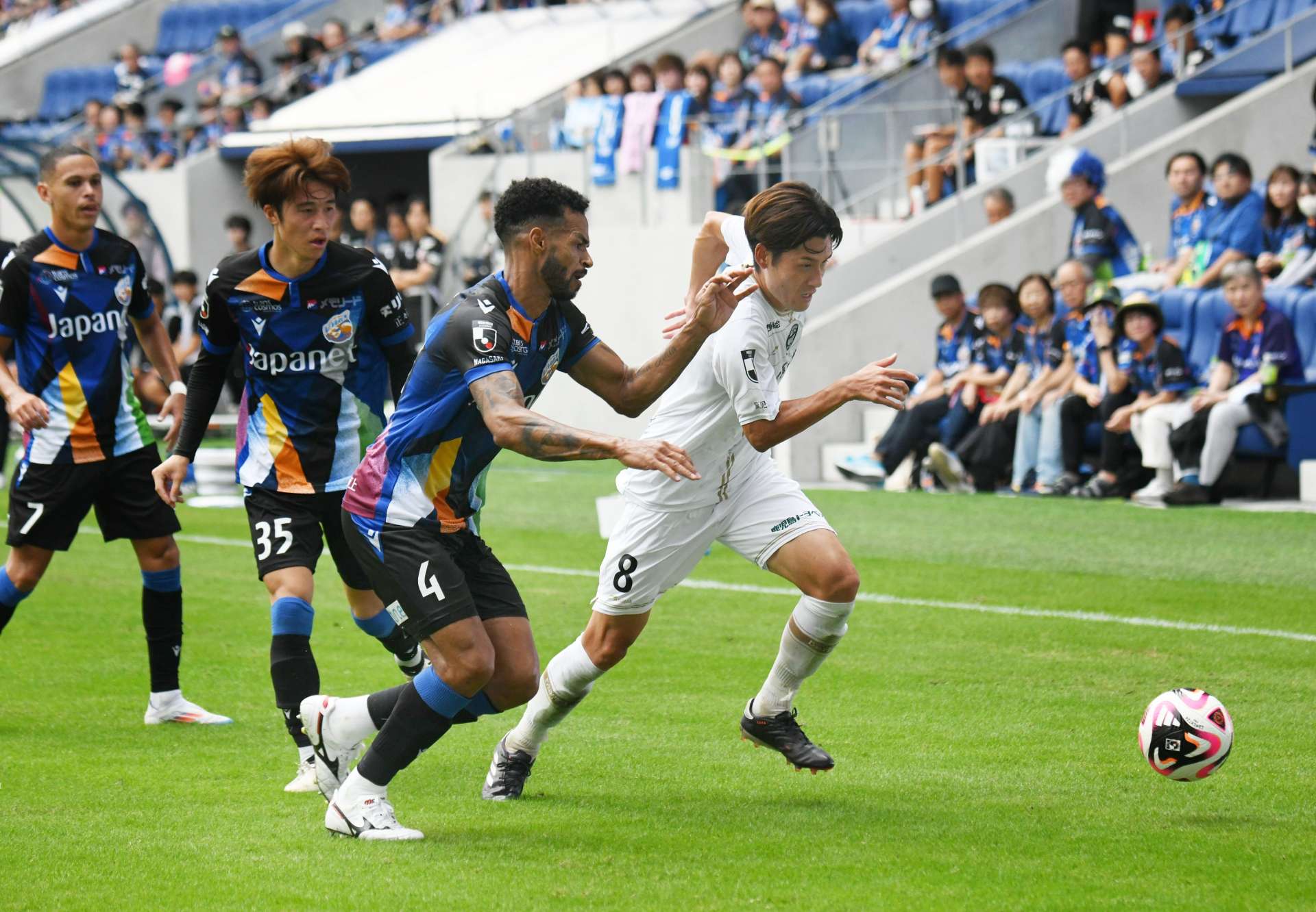 〈関連〉前半、ドリブルで相手をかわす鹿児島ＵのＭＦ藤村＝ピーススタジアム