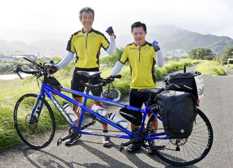 ２人乗り自転車で日本縦断を果たした阪野翔生さん（右）と父の顕正さん＝南大隅町根占