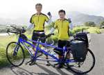 ２人乗り自転車で日本縦断を果たした阪野翔生さん（右）と父の顕正さん＝南大隅町根占