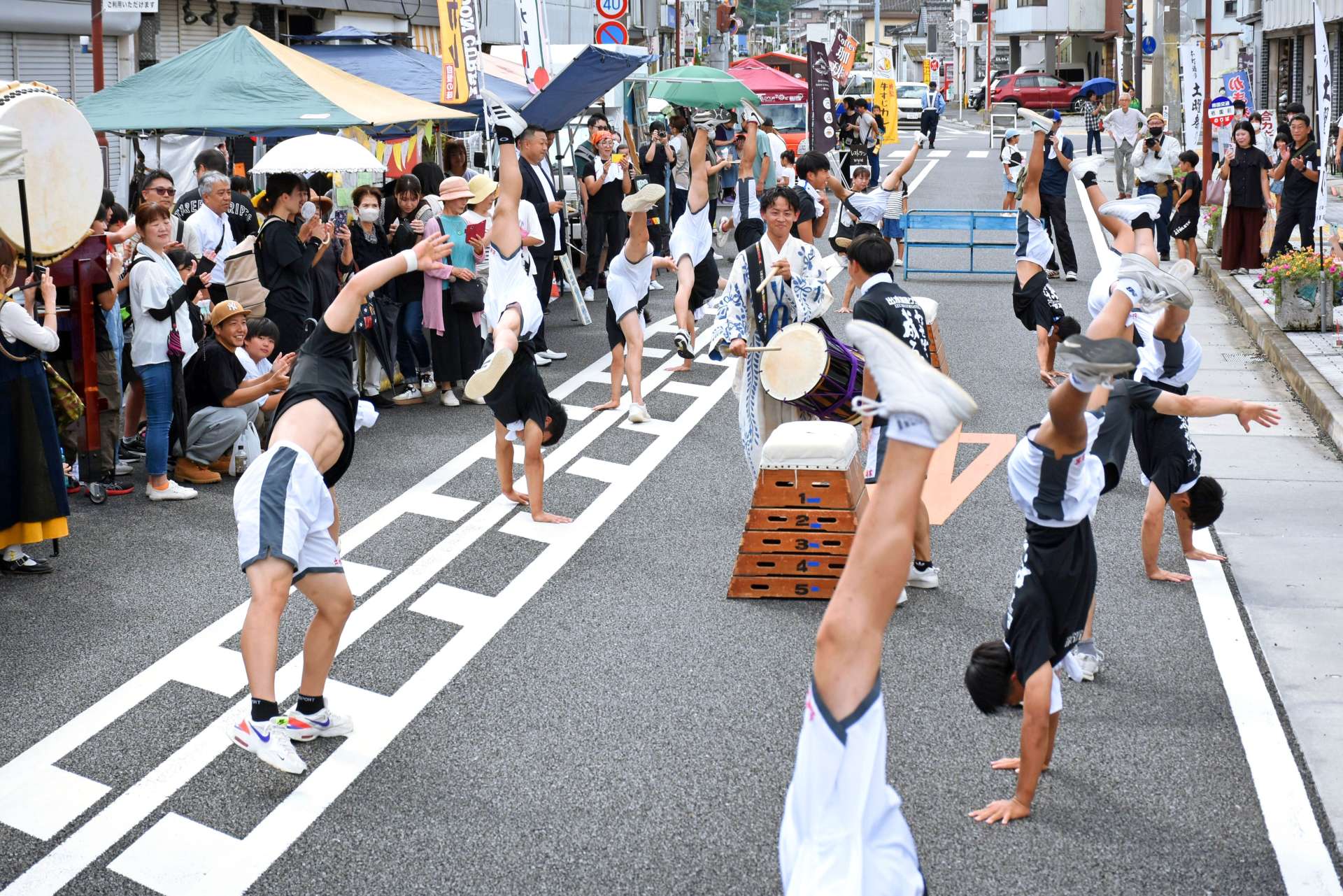 ダイナミックな技を披露する高校生＝出水市本町