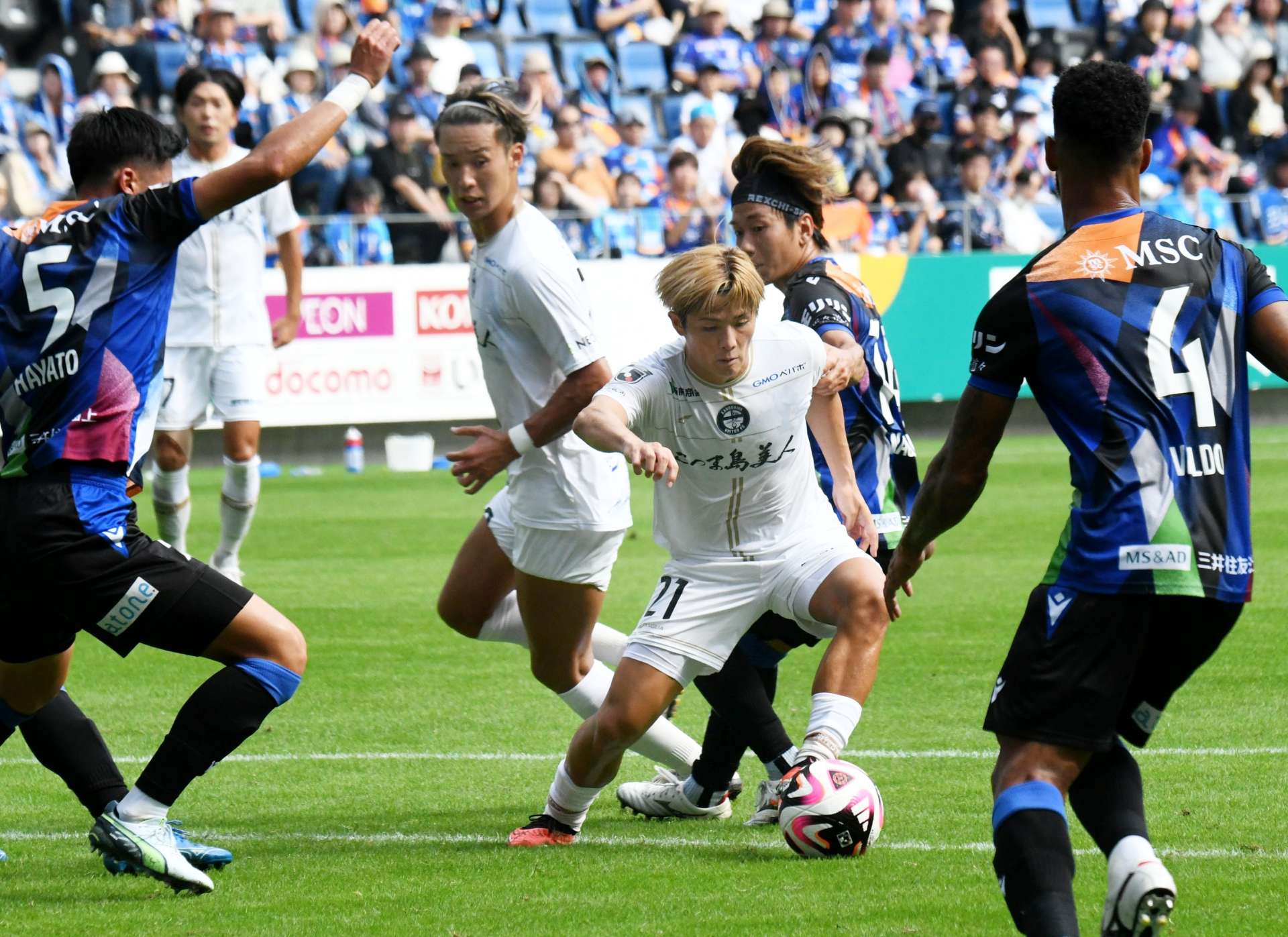 前半、ゴール前に攻め込む鹿児島ＵのＭＦ田中＝ピーススタジアム
