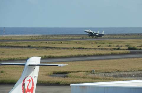 着陸後すぐ離陸する「タッチ・アンド・ゴー」を訓練する航空自衛隊Ｆ１５戦闘機＝２７日午後３時すぎ、奄美市笠利の奄美空港