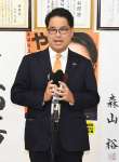 敗戦の弁を述べる保岡宏武さん＝２７日午後９時４４分、鹿児島市東谷山３丁目