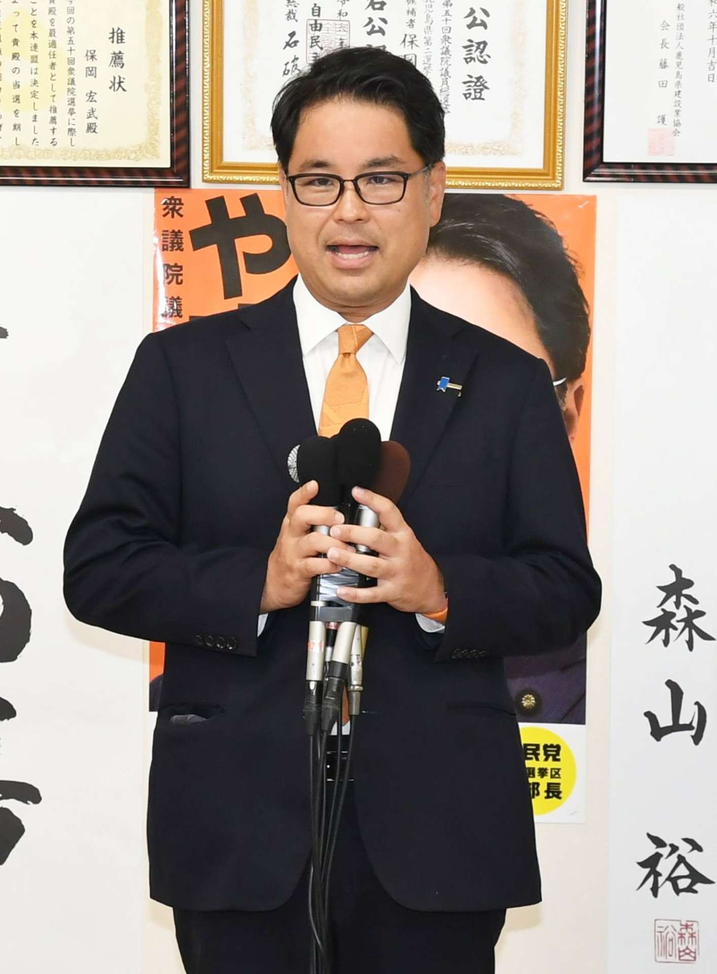 敗戦の弁を述べる保岡宏武さん＝２７日午後９時４４分、鹿児島市東谷山３丁目
