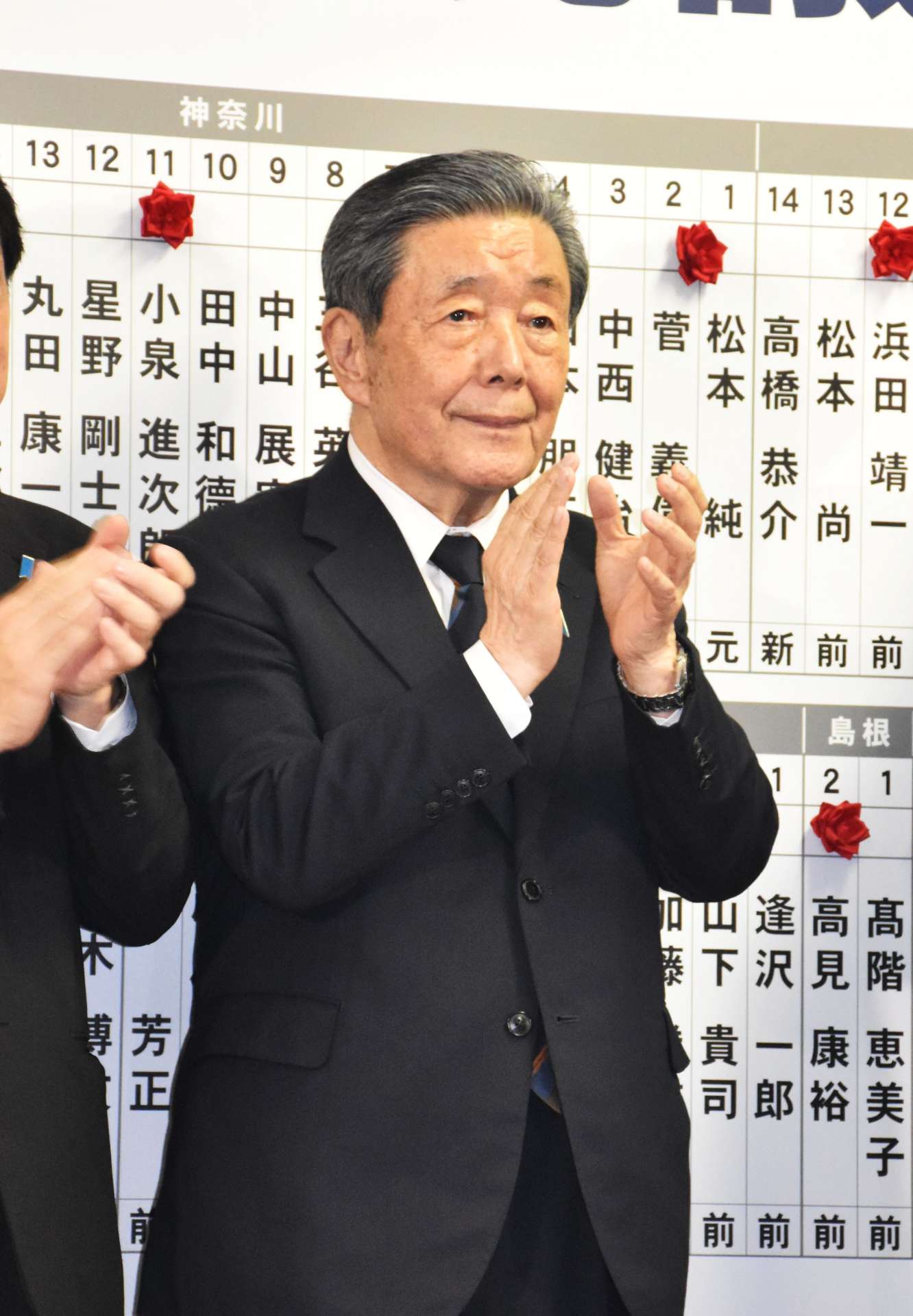 自民党の開票センターで候補者の当選を喜ぶ森山裕氏＝２７日午後９時５５分、東京・永田町