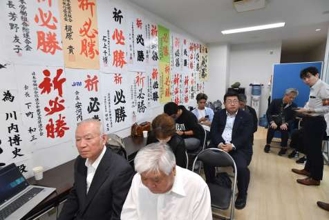 川内博史さんの開票状況を見守る支持者ら＝２７日午後１１時２８分、鹿児島市下荒田１丁目