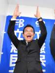 当選を確実にし、万歳する川内博史さん＝２８日午前０時４３分、鹿児島市下荒田１丁目