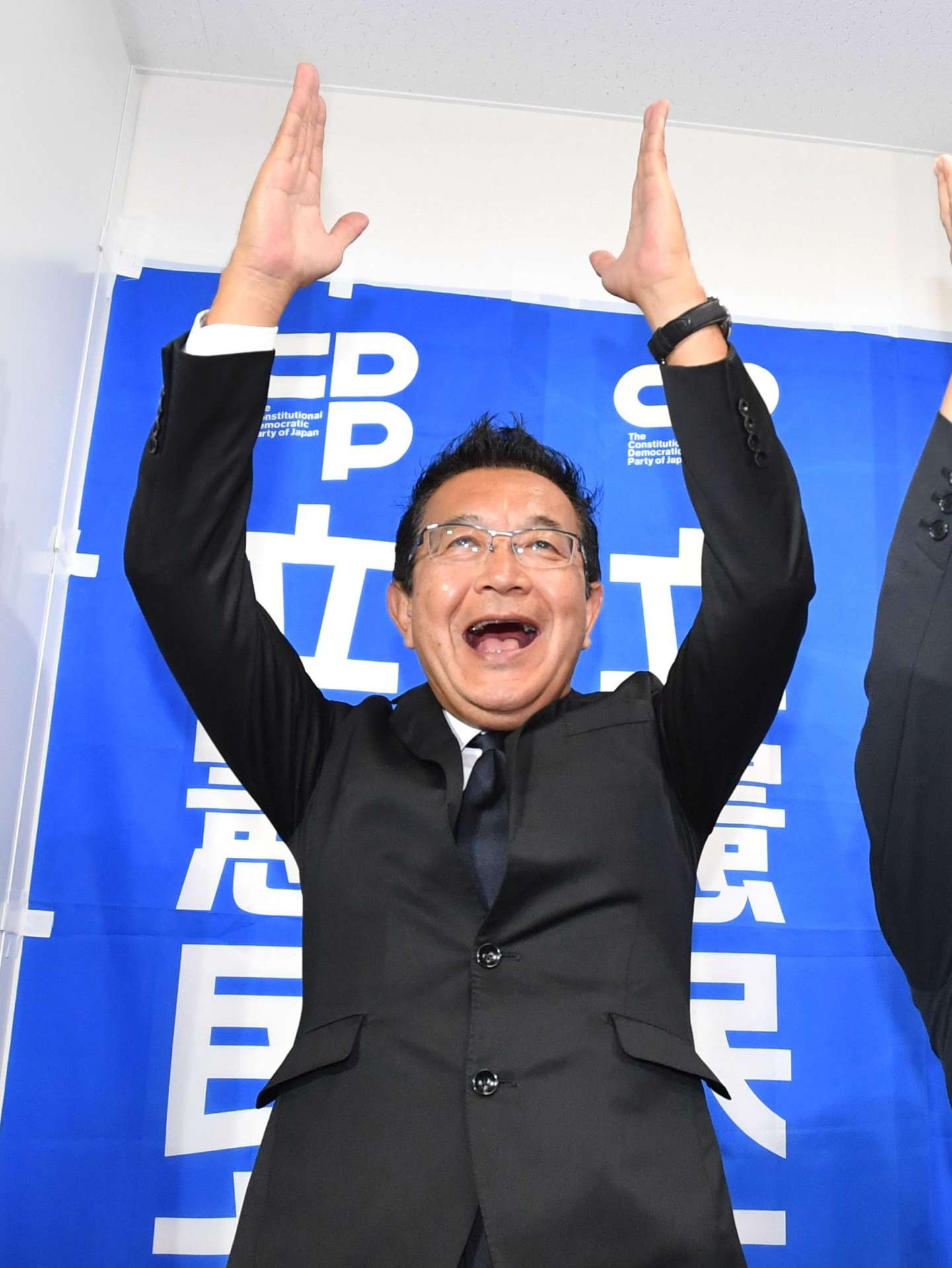 当選を確実にし、万歳する川内博史さん＝２８日午前０時４３分、鹿児島市下荒田１丁目