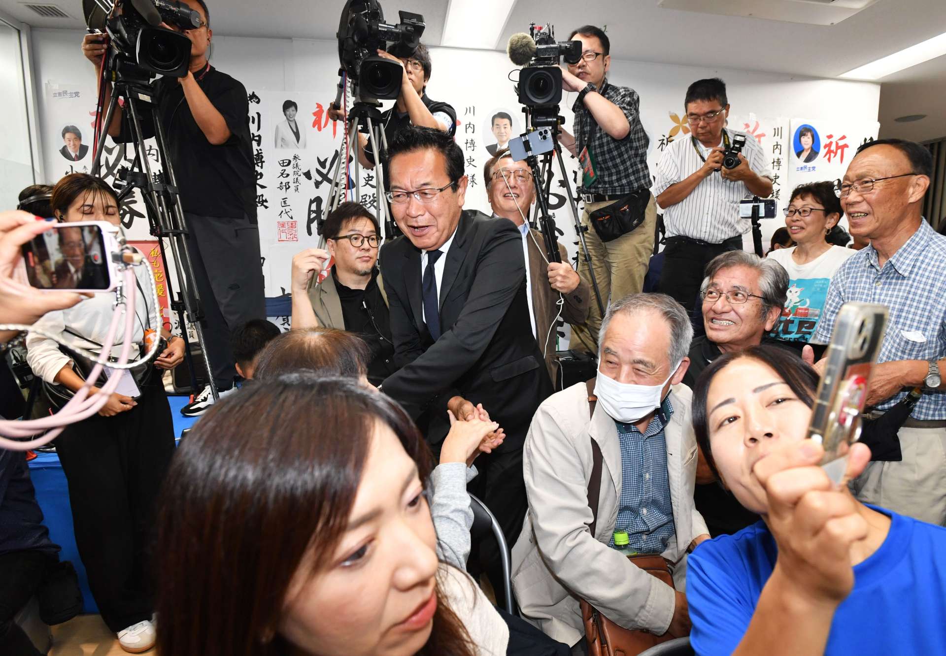 当選が確実となり、支持者らと喜ぶ川内博史さん＝２８日午前０時３２分、鹿児島市下荒田１丁目