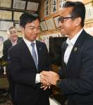 比例九州で復活当選が確実となり、支持者と握手する宮路拓馬さん＝２８日午前０時４６分、鹿児島住吉町