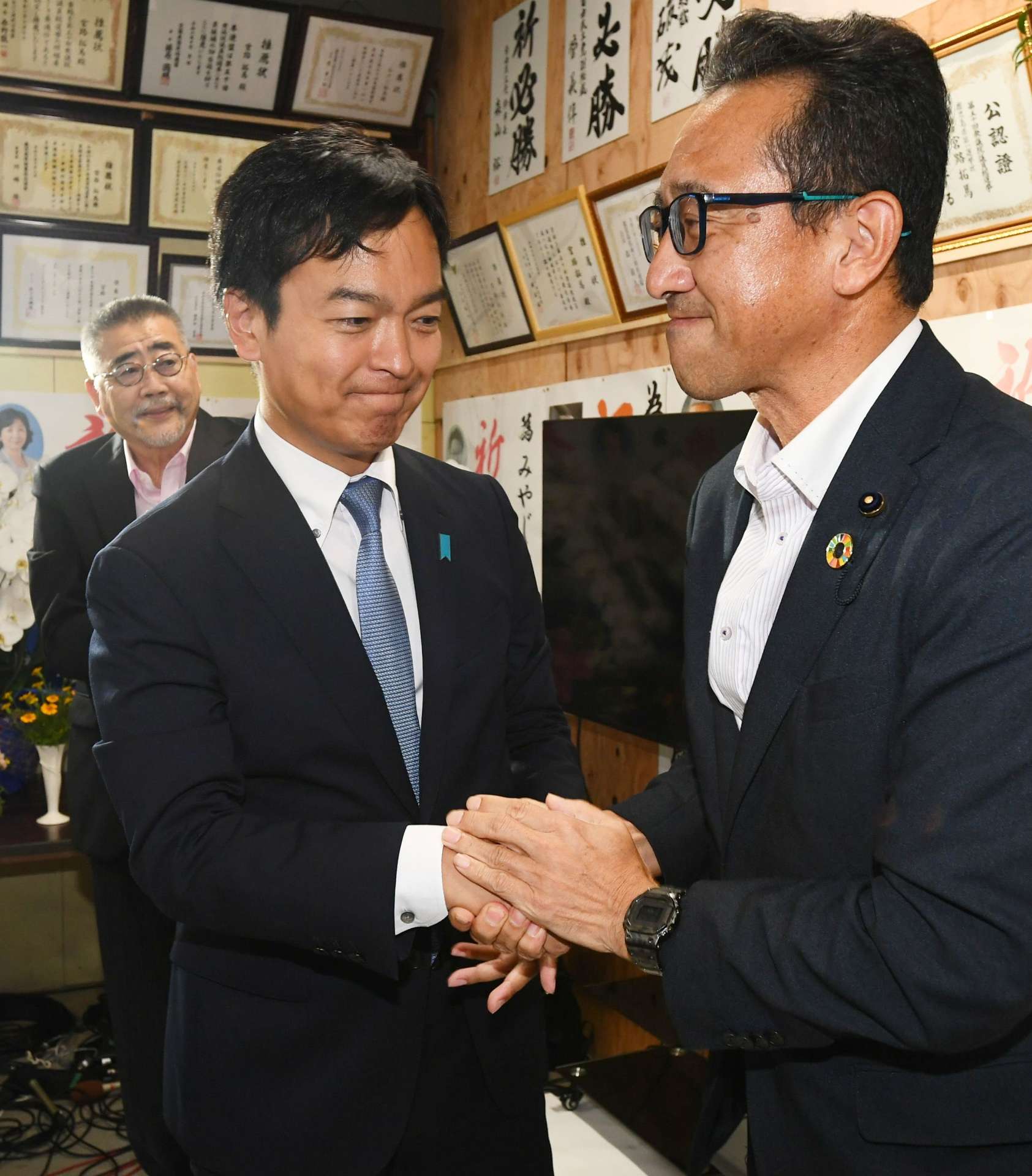 比例九州で復活当選が確実となり、支持者と握手する宮路拓馬さん＝２８日午前０時４６分、鹿児島住吉町
