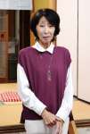 支持者にあいさつする松崎真琴さん＝２７日午後９時５４分、鹿児島市坂之上３丁目