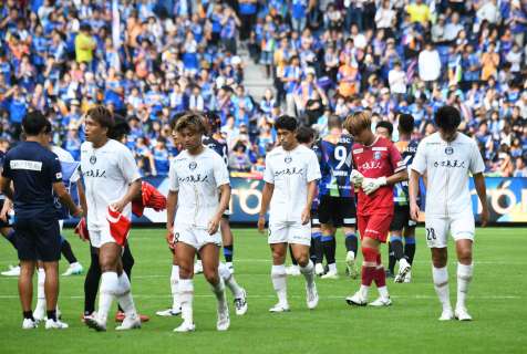 試合後、サポーターへのあいさつに向かう鹿児島Ｕイレブン＝ピーススタジアム