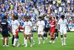 試合後、サポーターへのあいさつに向かう鹿児島Ｕイレブン＝ピーススタジアム