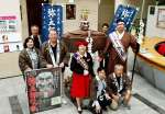 弥五郎どん祭りへの来場を呼びかける曽於のＰＲ隊＝２５日、鹿児島市の南日本新聞社