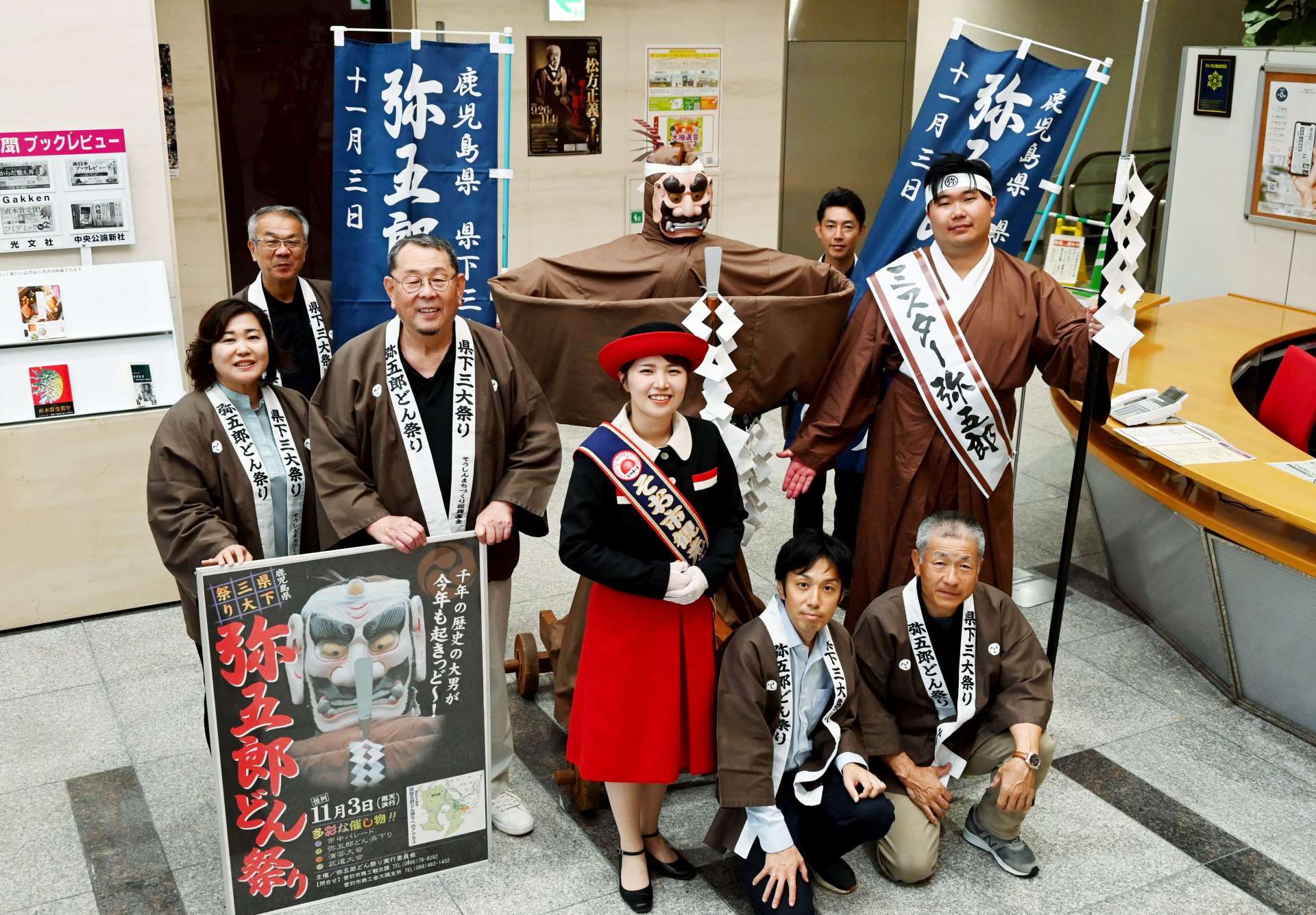 弥五郎どん祭りへの来場を呼びかける曽於のＰＲ隊＝２５日、鹿児島市の南日本新聞社