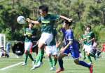 体を張った守備を見せる与論のＭＦ森園（６）＝コトブキサッカーフィールド吹上