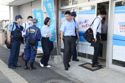 〈関連〉事務所に入る警察官ら＝２８日、鹿児島市谷山中央３丁目