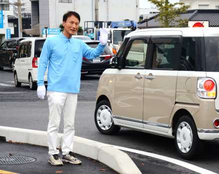 〈関連〉衆院選当選から一夜明け、つじ立ちする三反園訓さん＝２８日午前、鹿児島市東谷山４丁目（画像は一部加工してあります）