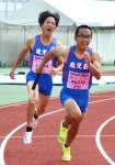 ２走・中島冬矢（左）からバトンを受け、走り出す西智史＝佐賀市のＳＡＧＡスタジアム