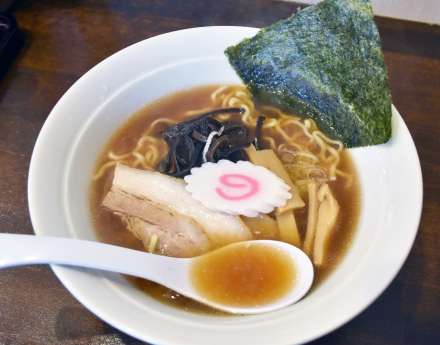 薩摩川内中華そばマルニ川内食堂の看板メニューの中華そば＝薩摩川内市