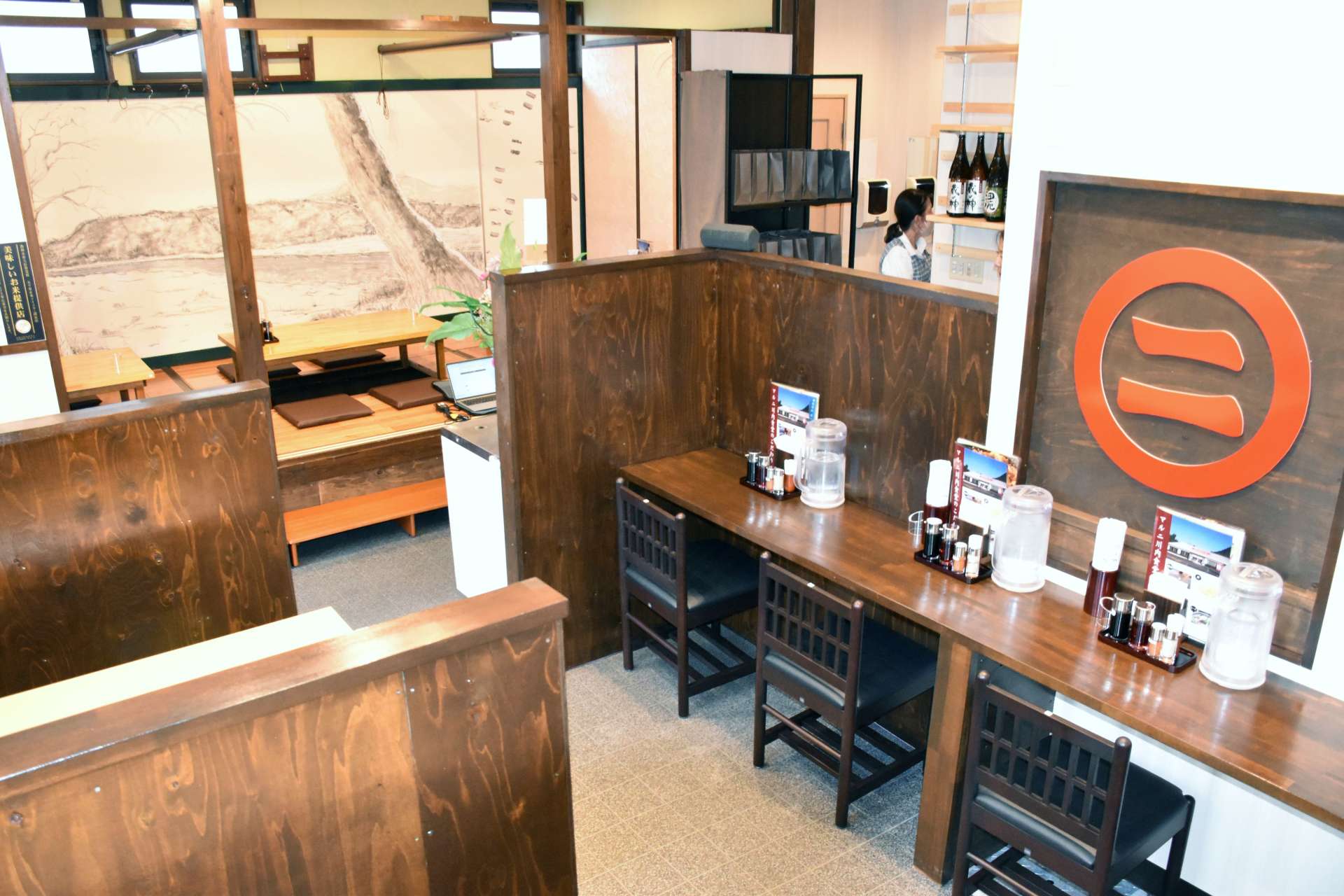 薩摩川内中華そばマルニ川内食堂の店内＝薩摩川内市