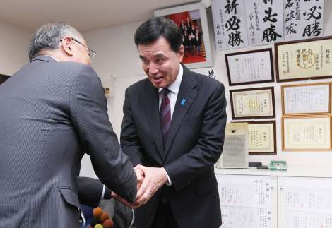 〈関連〉鹿児島３区で敗れた小里泰弘農相（右）。地元生産者からは落胆の声が漏れた＝２８日、薩摩川内市平佐１丁目