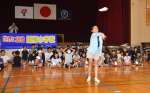 体育館で紙飛行機を飛ばす児童＝曽於市の財部小学校
