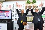 〈関連〉２０１９年７月の参院選で当選確実となり、集まった支持者らと万歳をして喜ぶ尾辻秀久さん（左）＝鹿児島市大黒町