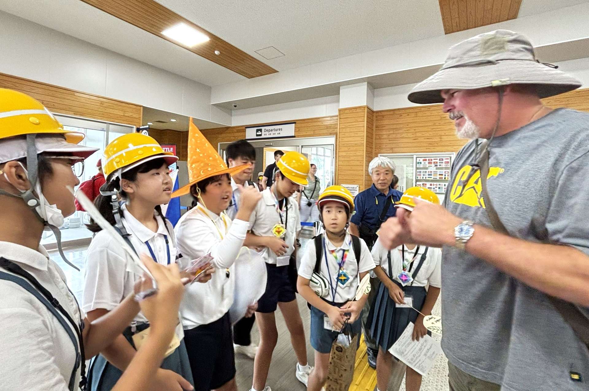 外国人観光客に桜島の魅力をＰＲする児童＝鹿児島市のマリンポートかごしま