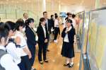 将来の夢や達成するための道のりについて発表する生徒（右）＝鹿児島市の鹿児島大学