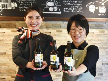 世界仕様のラベルのクラフトビールを世界に売り出す相羽ゆかさん（右）とＪＡＬの吉村真鈴さん＝南大隅町根占のハニーフォレストブリューイング