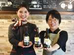 世界仕様のラベルのクラフトビールを世界に売り出す相羽ゆかさん（右）とＪＡＬの吉村真鈴さん＝南大隅町根占のハニーフォレストブリューイング