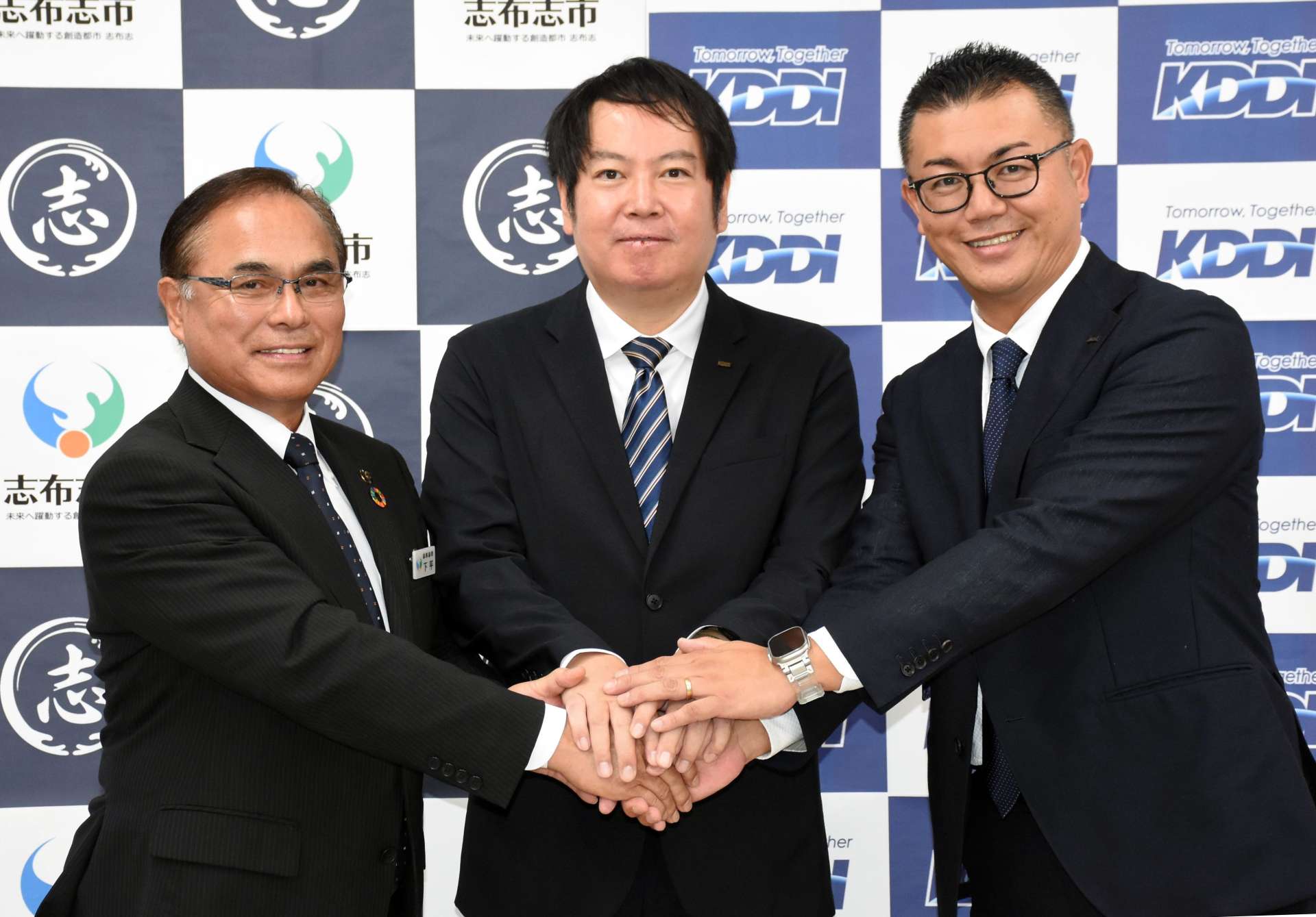 包括連携協定を結ぶ関係者。中央が稲留和紀さん＝志布志市役所