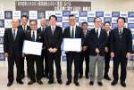 ＤＸ推進の包括連携協定を結ぶ志布志市とＫＤＤＩ関係者＝同市役所