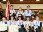 弓道の九州高校新人選手権女子団体で優勝した鹿南の選手ら＝八代市弓道場