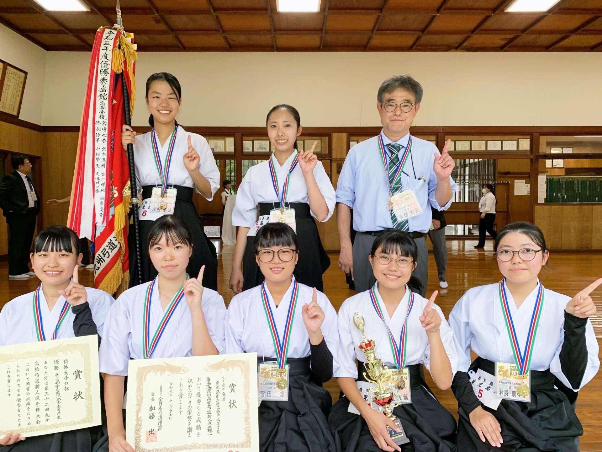 弓道の九州高校新人選手権女子団体で優勝した鹿南の選手ら＝八代市弓道場