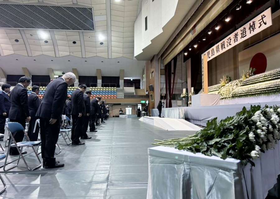 戦没者を追悼する遺族ら＝２９日、鹿児島市の県総合体育センター体育館
