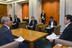 森林整備促進などを要望する鹿児島県林業会議の柴立鉄彦会長（左）ら＝２９日、県庁