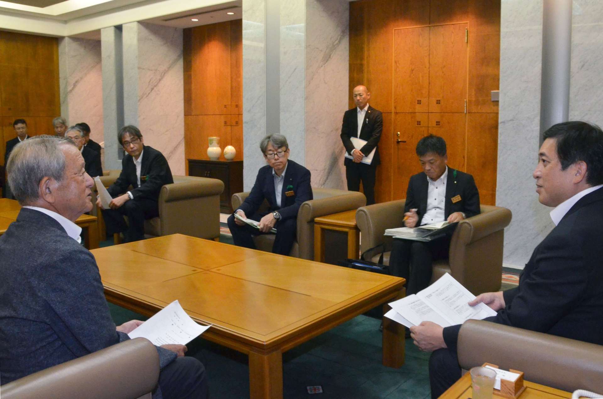 森林整備促進などを要望する鹿児島県林業会議の柴立鉄彦会長（左）ら＝２９日、県庁