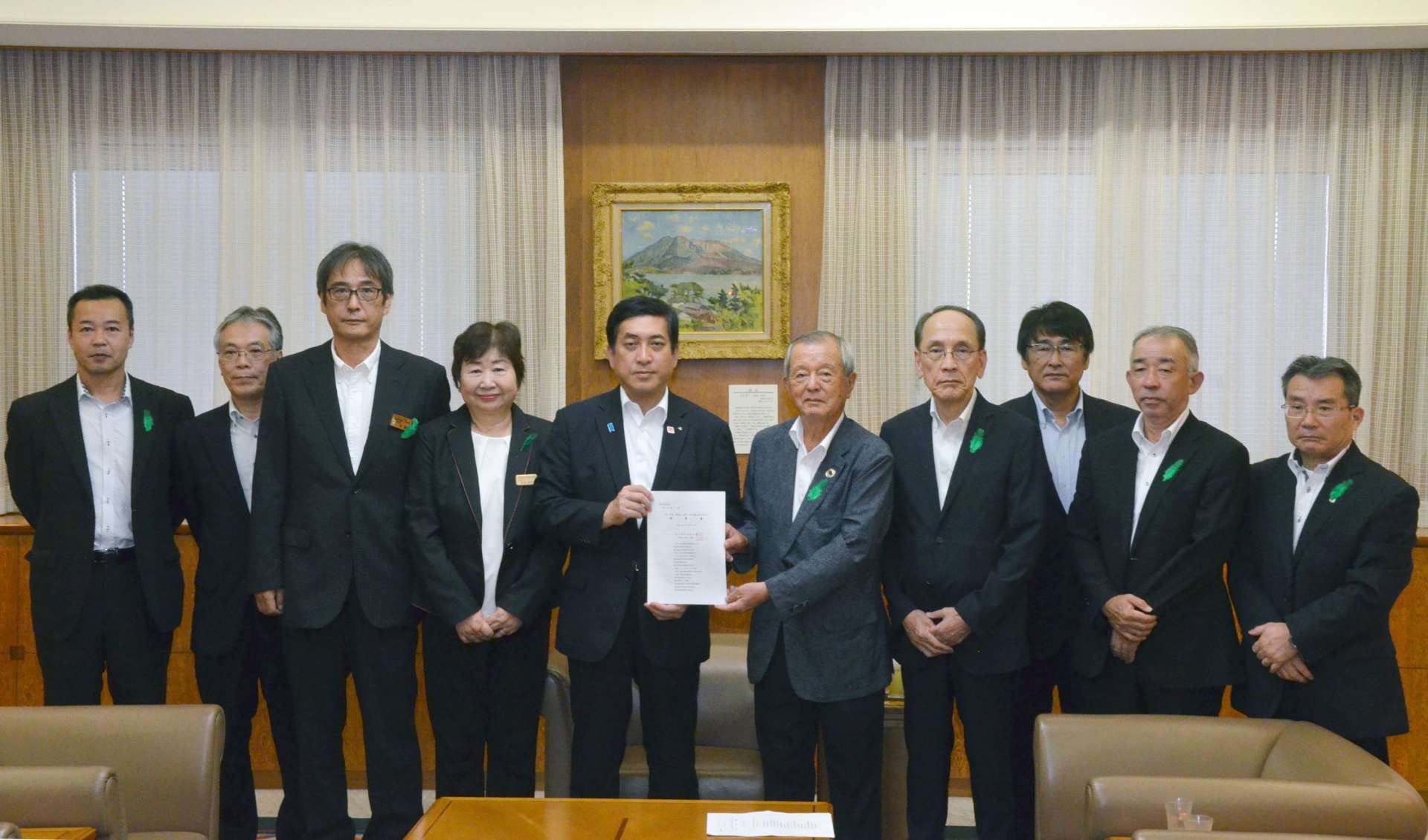 要望書を提出した鹿児島県林業会議の柴立鉄彦会長（中央右）ら＝２９日、県庁