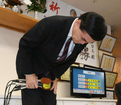 〈関連〉落選確実の報を受け、支援者らに頭を下げる小里泰弘さん＝２７日午後８時２２分、薩摩川内市平佐１丁目