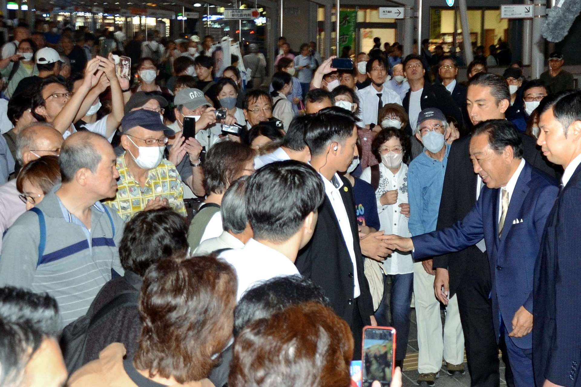 〈関連〉立憲民主党の野田佳彦代表に握手を求める人々＝２３日、鹿児島市中央町