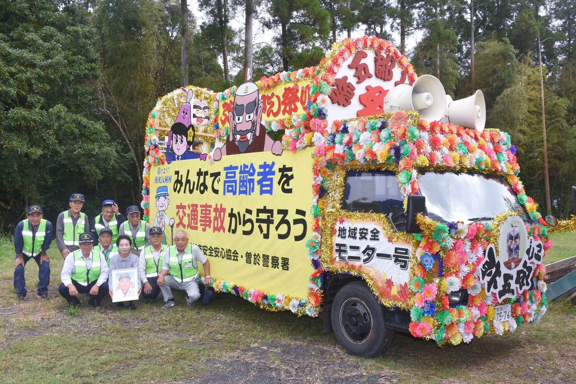 弥五郎どん祭りをＰＲする花車＝曽於市大隅
