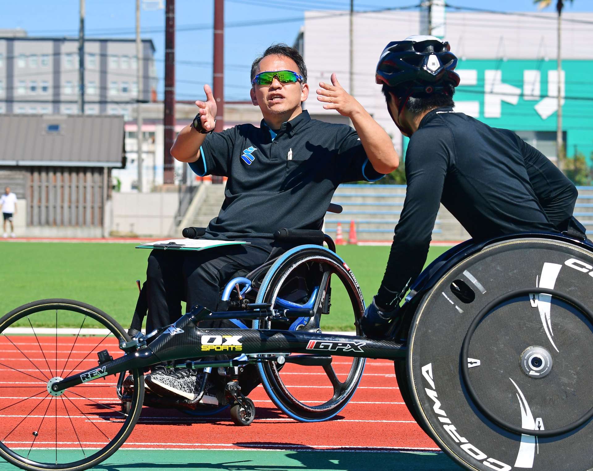 練習会で選手にアドバイスする新地亮平さん＝鹿児島市の県立鴨池補助競技場