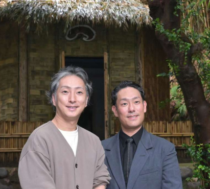 来島して真っ先に俊寛堂を訪れ、公演への意気込みを見せる中村勘九郎さん（右）と中村七之助さん
